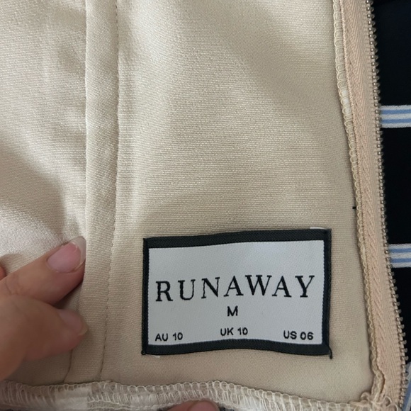 Petal and Pup Runway crop top - Picture 2 of 4